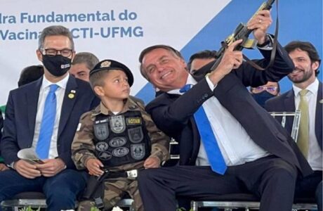 Reproches a Bolsonaro por vincular infancia con armas en Brasil