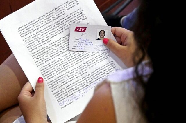 Entregan carnet de la FEU a estudiantes de primer año de la Universidad de Guantánamo