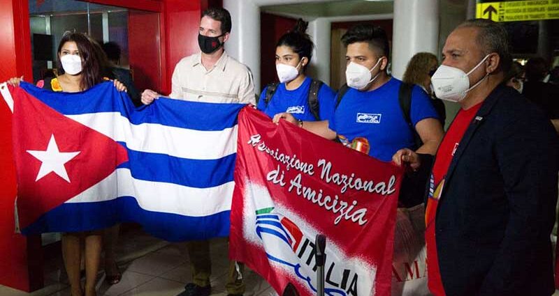 Arriba vuelo con donación organizada por el proyecto solidario entre Cuba e Italia Por un abrazo