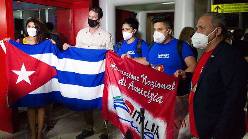 Arriba vuelo con donación organizada por el proyecto solidario entre Cuba e Italia Por un abrazo