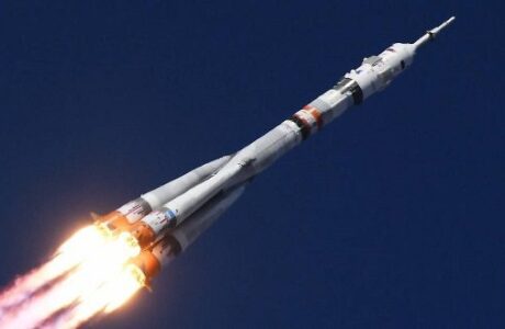 Desafío en el cosmos: Parte desde Baikonur equipo que filmará primera película en el espacio