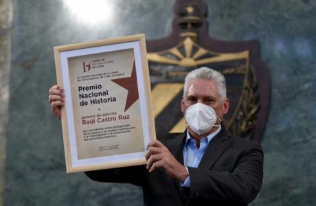 El General de Ejército Raúl Castro Ruz y Alberto Prieto Rozos recibieron el Premio Nacional de Historia