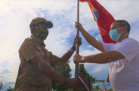 Reciben jóvenes combatientes Bandera de Honor de la UJC