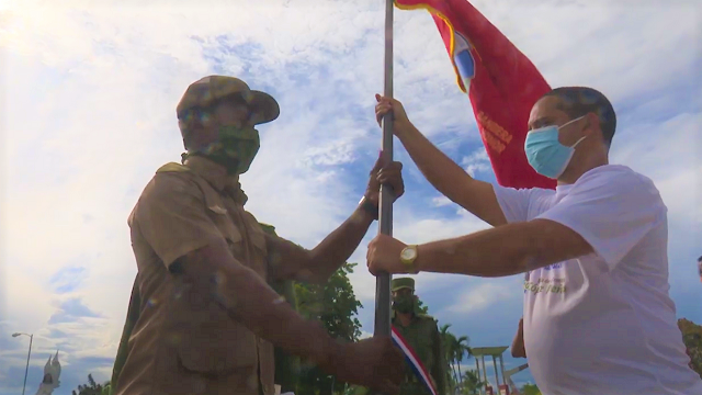 Reciben jóvenes combatientes Bandera de Honor de la UJC