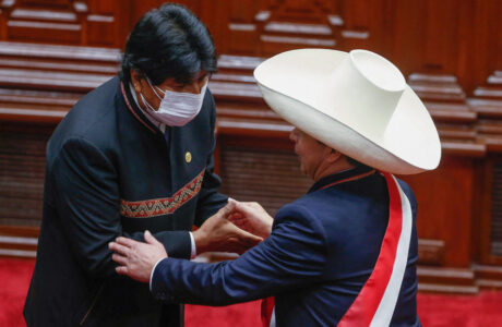 El presidente peruano Pedro Castillo es recibido por el expresidente boliviano Evo Morales en Lima, Perú, el 28 de julio de 2021