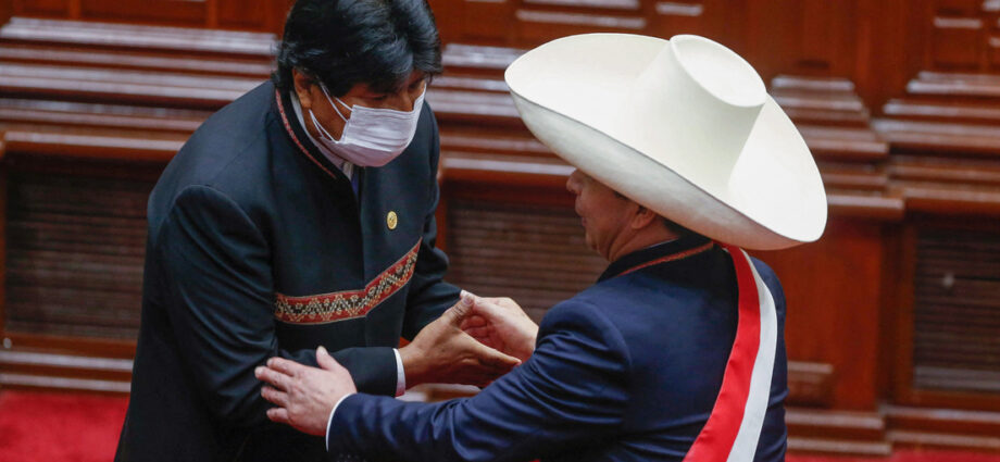 El presidente peruano Pedro Castillo es recibido por el expresidente boliviano Evo Morales en Lima, Perú, el 28 de julio de 2021