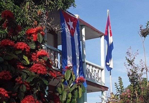 Imías a las puertas de la Asamblea Municipal del PCC