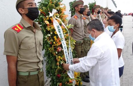 Raúl y Díaz-Canel envían ofrendas florales a los mártires del 30 de Noviembre