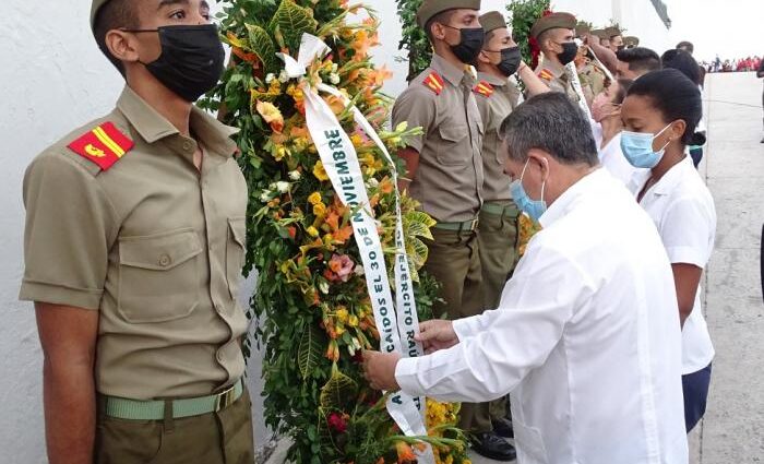 Raúl y Díaz-Canel envían ofrendas florales a los mártires del 30 de Noviembre