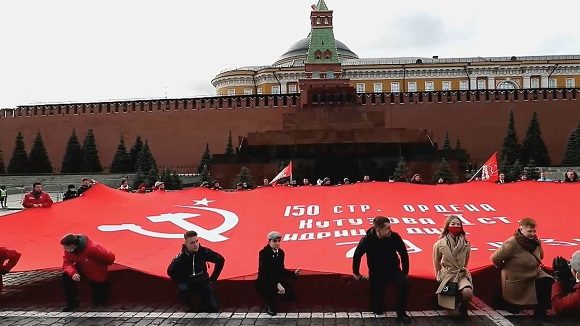 Moscovitas festejan el 104 aniversario de la Revolución de Octubre