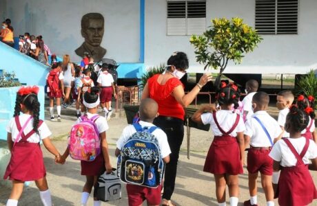 Decenas de miles de escolares guantanameros vuelven a las aulas mejor protegidos