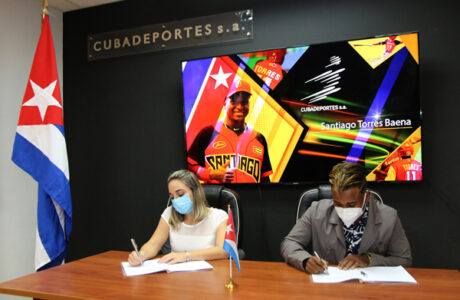 Pelotero Santiago Torres firmó con Los Federales de Chiriquí