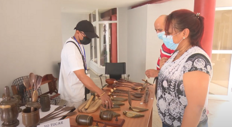 Variedad de propuestas utilitarias y decorativas en Feria de Artesanías de Guantánamo