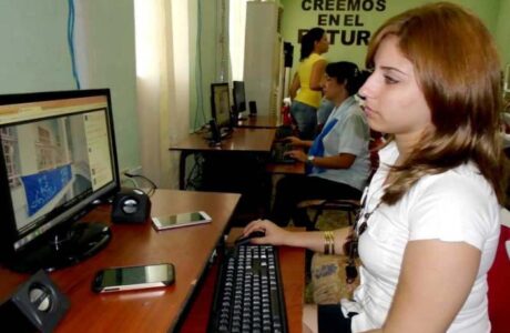 Destaca presidente de Cuba avances en informatización de la sociedad