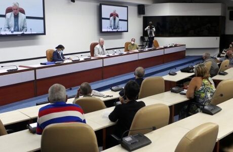 Intercambio entre el presidente cubano Miguel Díaz-Canel y un grupo de creadores destacados y directivos del sector de la Cultura. Foto: Estudios Revolución