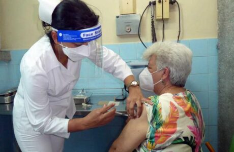 En Guantánamo dosis de refuerzo antiCOVID-19 llega a Hogares de Ancianos y Maternos