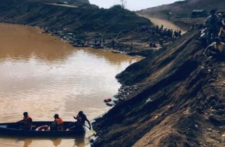 Deslizamiento de tierra en mina de Myanmar deja 100 desaparecidos