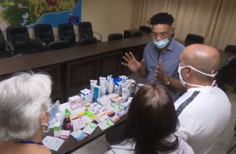 Joven guantanamero residente en Francia entrega donativo a Hospital Agostinho Neto