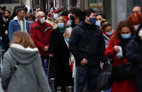 España regresa al uso obligatorio de la mascarilla en exteriores tras registrar récords diarios de contagios por la variante ómicron