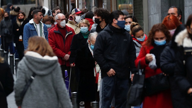 España regresa al uso obligatorio de la mascarilla en exteriores tras registrar récords diarios de contagios por la variante ómicron