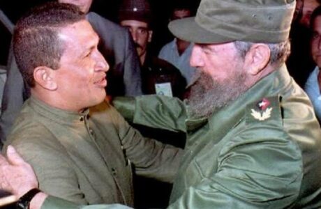 Hugo Chávez y Fidel Castro, la noche de su primer encuentro en La Habana, el 13 de diciembre de 1994.