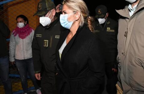 Áñez asume libreto de víctima ante juicio en Bolivia
