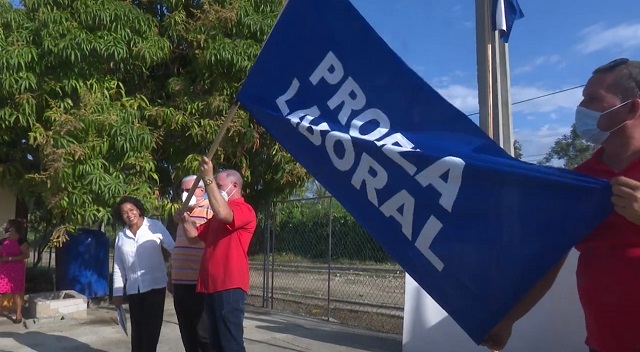 Apicultores guantanameros reciben bandera Proeza Laboral
