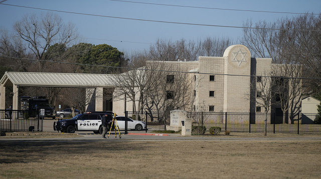 Detienen a dos adolescentes en el Reino Unido por relación con ataque a la sinagoga de Texas