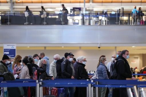 Cancelan más de 5 mil vuelos en EEUU por escasez de personal y expansión de la variante Ómicron