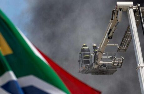 Cámara del Parlamento de Sudáfrica "destruida" por incendio