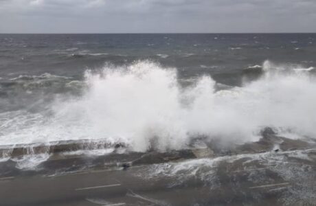 Frente frío: Fuertes marejadas e inundaciones costeras en el Malecón habanero