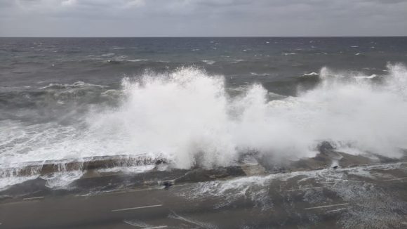 Frente frío: Fuertes marejadas e inundaciones costeras en el Malecón habanero