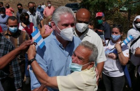 Visita Díaz-Canel un barrio en transformación en la ciudad de Holguín y un polo productivo en el municipio Rafael Freyre