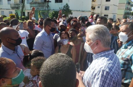 Intercambia Presiente Cubano, Miguel Díaz Canel, con pobladores del municipio de Manuel Tames, Guantánamo