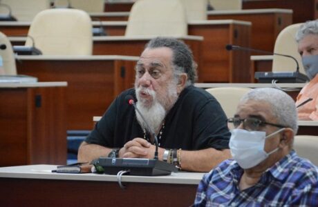 Conoce Presidente de Cuba aporte de los artistas a la transformación social de los barrios