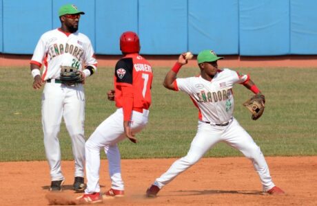 Santiago somete oposición de Las Tunas en beisbol de Cuba