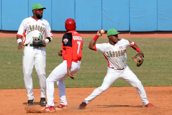 Santiago somete oposición de Las Tunas en beisbol de Cuba