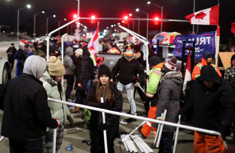 Manifestantes en Canadá ignoran la orden judicial de finalizar el bloqueo fronterizo
