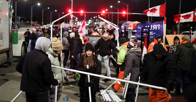 Manifestantes en Canadá ignoran la orden judicial de finalizar el bloqueo fronterizo
