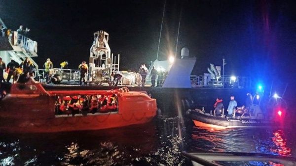 Continúa búsqueda de desaparecidos tras incendio de ferry en Grecia
