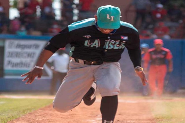 Eliseo Rojas, émulo de Bolt, hace suyo el show de destrezas beisboleras en Cuba
