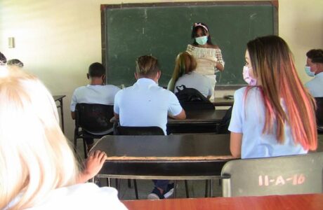 Estudiantes de San Antonio del Sur regresan a las aulas