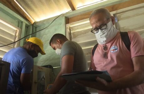 Brigada de fuentes renovables de la Empresa Eléctrica Guantánamo atiende sistema fotovoltaico del Cuerpo de guardabosques en municipio El Salvador