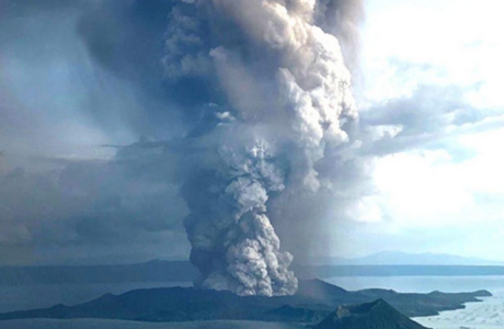 Evacúan ciudades de Filipinas tras erupción del volcán Taal