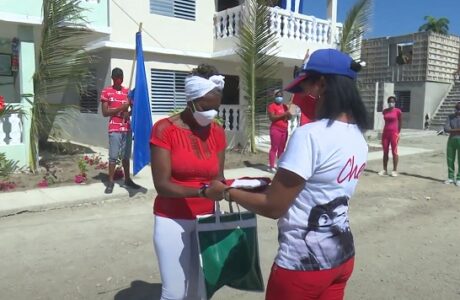 Entrega de nuevas viviendas a pobladores de la comunidad de Cecilia, en Guantánamo.