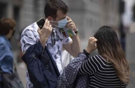España elimina uso obligatorio de mascarillas