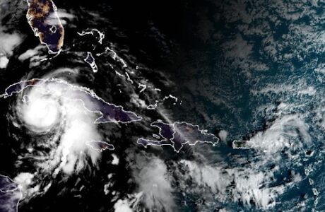 Huracán Rafael afecta a Cuba antes de tocar tierra