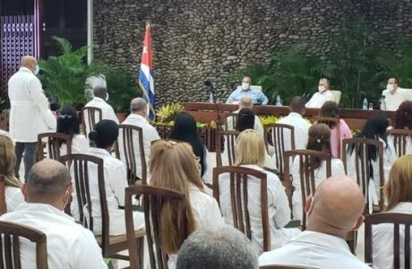 Presidente cubano se reúne con miembros de la Brigada Henry Reeve que combatieron la COVID-19 en Togo y Kuwait