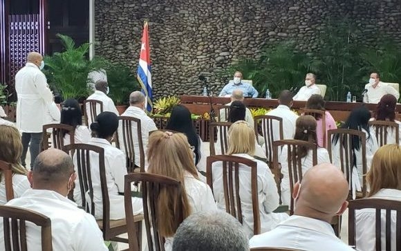 Presidente cubano se reúne con miembros de la Brigada Henry Reeve que combatieron la COVID-19 en Togo y Kuwait