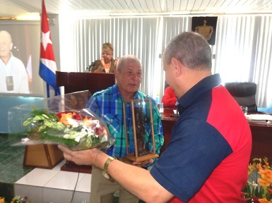 Denny Legrá Azahares, primer secretario del Partido Comunista de Cubaen Guantánamo entregó el Cemí de Gran Tierra de Maisí al médico Leonardo Fernández Fernández